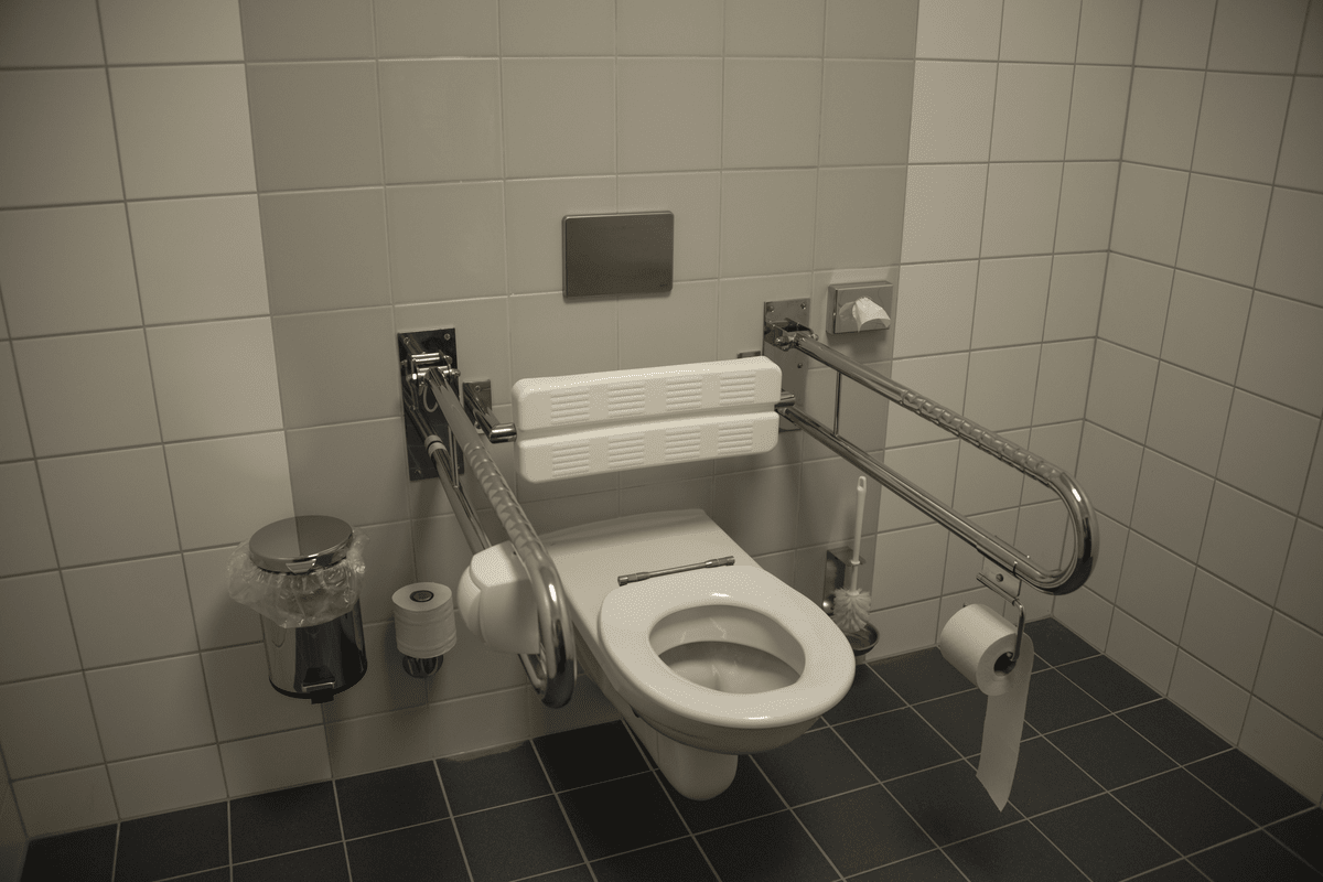 4 Ways An Assisted Living Senior Facility In New Castle, IN Makes Bathrooms Safe For Seniors